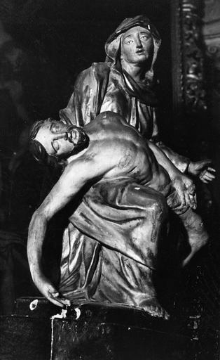 Groupe sculpté : Vierge de Pitié, bois sculpté, peint, doré (côté droit) - © Ministère de la Culture (France), Médiathèque du patrimoine et de la photographie (objets mobiliers), tous droits réservés