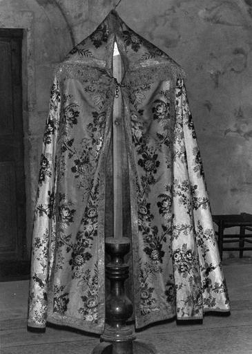 Chape de soie brochée au motif répétitif de branchages fleuris et d'épis de blé, chaperon bordé d'un galon frangé en fils de métal (avers) - © Ministère de la Culture (France), Médiathèque du patrimoine et de la photographie (objets mobiliers), tous droits réservés
