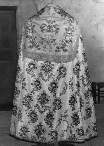 Chape de soie brochée au motif répétitif de branchages fleuris et d'épis de blé, chaperon bordé d'un galon frangé en fils de métal (dos) - © Ministère de la Culture (France), Médiathèque du patrimoine et de la photographie (objets mobiliers), tous droits réservés