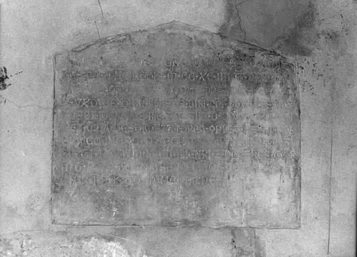 Plaque funéraire d'Iseut d'Aliergue et Jacoba, femmes de Guy du Roussillon, mortes respectivement en 1294 et 1310, pierre gravée - © Ministère de la Culture (France), Médiathèque du patrimoine et de la photographie (objets mobiliers), tous droits réservés
