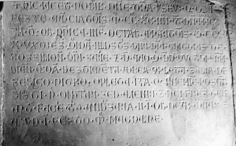 Plaque funéraire d'Iseut d'Aliergue et Jacoba, femmes de Guy du Roussillon, mortes en 1294 et 1310 - © Ministère de la Culture (France), Médiathèque du patrimoine et de la photographie (objets mobiliers), tous droits réservés