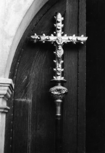 Croix de procession aux branches formant des épines (?), argent ; avant restauration - © Ministère de la Culture (France), Médiathèque du patrimoine et de la photographie (objets mobiliers), tous droits réservés