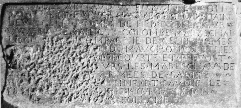 Plaque funéraire d'Arnault de Foussin, pierre, relief méplat - © Ministère de la Culture (France), Médiathèque du patrimoine et de la photographie (objets mobiliers), tous droits réservés