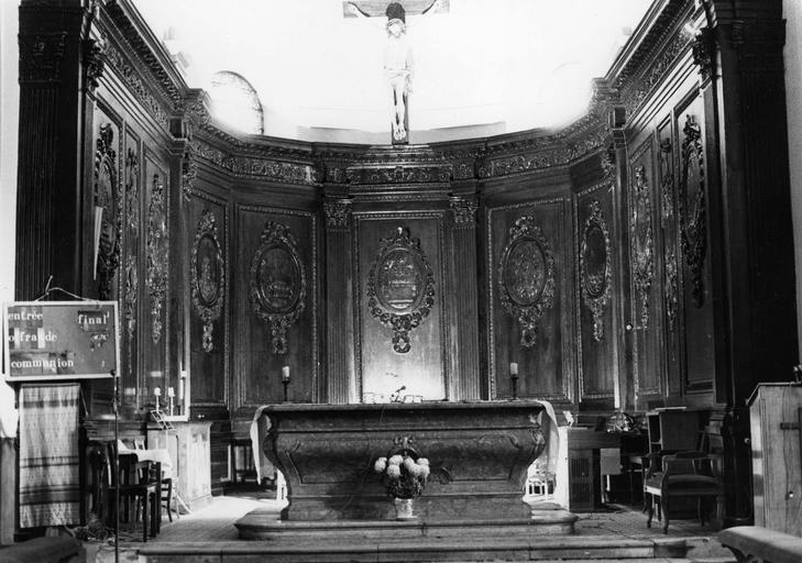 Lambris de revêtement : panneaux architecturés scandés de pilastres et sculptés de médaillons aux scènes en bas-relief, bois sculpté