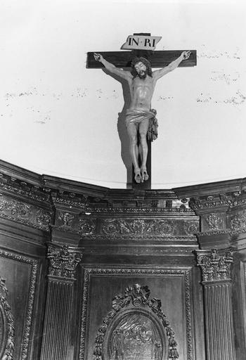Statue : Christ en croix, placée au sommet du lambris de revêtement du choeur, bois sculpté, peint