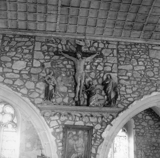 3 statues : Le Calvaire, avec la Vierge, Marie-Madeleine et saint Jean, le Christ, beaucoup plus grand, bois sculpté, peint - © Ministère de la Culture (France), Médiathèque du patrimoine et de la photographie (objets mobiliers), tous droits réservés