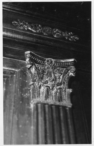 Lambris de revêtement : détail d'un chapiteau composite au feuilles d'acanthe remplacées par des palmettes, lyre sculptée au centre, frise de perles, bois sculpté - © Ministère de la Culture (France), Médiathèque du patrimoine et de la photographie (objets mobiliers), tous droits réservés