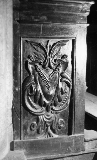 Stalles : détail de la partie inférieure d'une jouée, ornée d'un motif de cartouche, bois sculpté - © Ministère de la Culture (France), Médiathèque du patrimoine et de la photographie (objets mobiliers), tous droits réservés