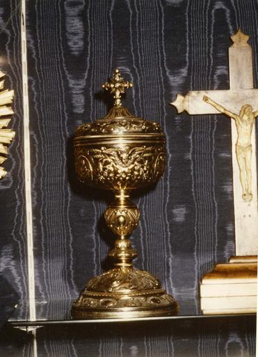 Ciboire orné de médaillons représentant le Christ, la Vierge, saint Paul, la Charité, la Foi, l'Espérance, décor de fruits, d'épis de blé, de cartouches et de chérubins, argent doré - © Ministère de la Culture (France), Médiathèque du patrimoine et de la photographie (objets mobiliers), tous droits réservés