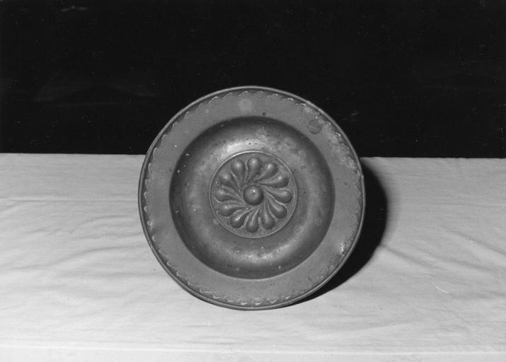 Plat à quêter à décor de frise de feuilles sur le marli et rosace au centre du plat, cuivre frappé, repoussé - © Ministère de la Culture (France), Médiathèque du patrimoine et de la photographie (objets mobiliers), tous droits réservés