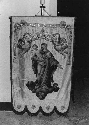 Bannière de procession : Vierge à l'Enfant couronnée par deux anges, huile sur toile collée sur soie - © Ministère de la Culture (France), Médiathèque du patrimoine et de la photographie (objets mobiliers), tous droits réservés