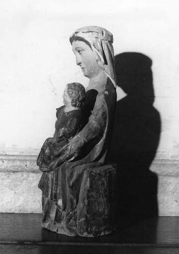 Groupe sculpté : Vierge à l'Enfant assise, bois sculpté peint (profil gauche) - © Ministère de la Culture (France), Médiathèque du patrimoine et de la photographie (objets mobiliers), tous droits réservés