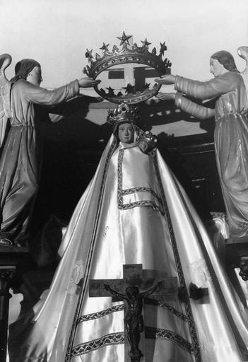 Groupe sculpté : Vierge à l'Enfant assise, parée d'un manteau et d'un voile de soie blanche, couronnée - © Ministère de la Culture (France), Médiathèque du patrimoine et de la photographie (objets mobiliers), tous droits réservés