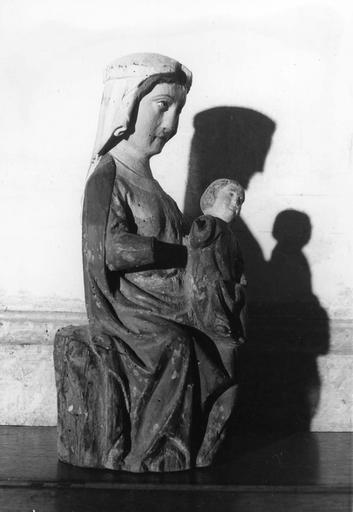 Groupe sculpté : Vierge à l'Enfant assise, bois sculpté peint (profil droit) - © Ministère de la Culture (France), Médiathèque du patrimoine et de la photographie (objets mobiliers), tous droits réservés