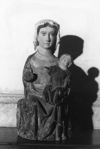 Groupe sculpté : Vierge à l'Enfant assise, bois sculpté peint - © Ministère de la Culture (France), Médiathèque du patrimoine et de la photographie (objets mobiliers), tous droits réservés
