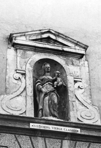 Groupe sculpté : Vierge à l'Enfant, pierre sculptée - © Ministère de la Culture (France), Médiathèque du patrimoine et de la photographie (objets mobiliers), tous droits réservés