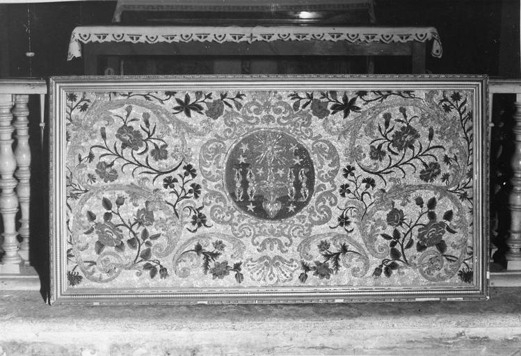Antependium à médaillon central représentant le Sacré Coeur, sur fond de rinceaux, de roses et d'oeillets brodés, laine brodée, perles de verre - © Ministère de la Culture (France), Médiathèque du patrimoine et de la photographie (objets mobiliers), tous droits réservés
