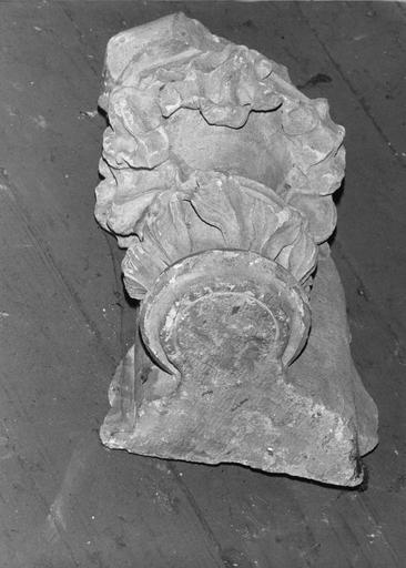 Chapiteau sculpté de feuilles d'acanthe stylisées, pierre sculptée - © Ministère de la Culture (France), Médiathèque du patrimoine et de la photographie (objets mobiliers), tous droits réservés