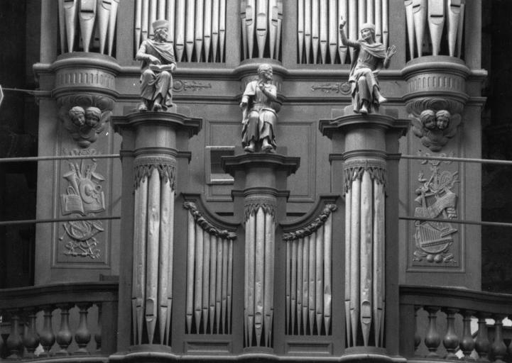 Buffet d'orgue surmonté de trois statues représentant Jésus (?) et les Docteurs de la Loi, bois sculpté