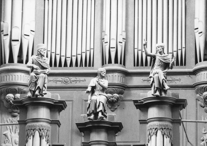 Buffet d'orgue surmonté de trois statues représentant Jésus (?) et les Docteurs de la Loi, bois sculpté