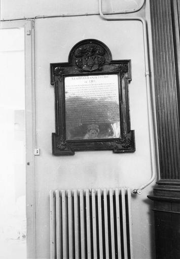 Plaque commémorative en cuivre gravé, dans un cadre en bois sculpté de palmettes et d'armoires - © Ministère de la Culture (France), Médiathèque du patrimoine et de la photographie (objets mobiliers), tous droits réservés