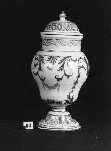 Pot à pharmacie couvert à décor de branchages et motifs géométriques bleu sur fond blanc, faïence - © Ministère de la Culture (France), Médiathèque du patrimoine et de la photographie (objets mobiliers), tous droits réservés