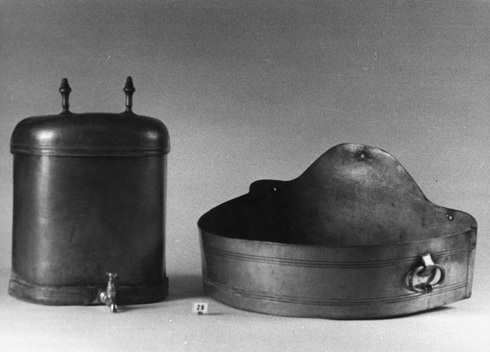 Fontaine de toilette et son bassin, étain - © Ministère de la Culture (France), Médiathèque du patrimoine et de la photographie (objets mobiliers), tous droits réservés