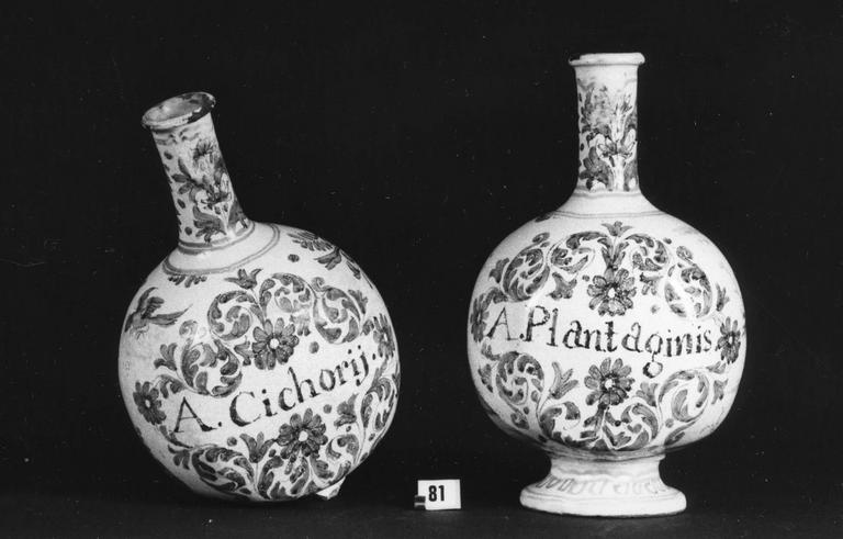 2 pots à pharmacie (bouteilles) à décor de rinceaux fleuris bleu sur fond blanc, faïence - © Ministère de la Culture (France), Médiathèque du patrimoine et de la photographie (objets mobiliers), tous droits réservés