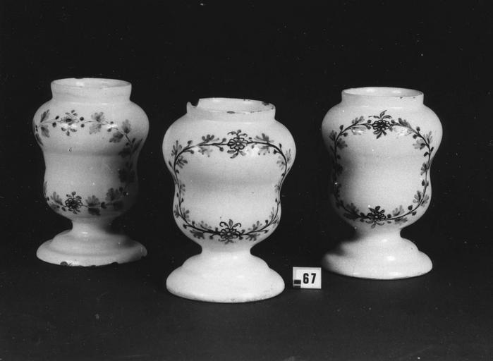 3 piluliers à décors de branchages fleuris bleus sur fond blanc, faïence - © Ministère de la Culture (France), Médiathèque du patrimoine et de la photographie (objets mobiliers), tous droits réservés