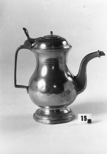 Versoir au simple décor de filets et godrons, étain - © Ministère de la Culture (France), Médiathèque du patrimoine et de la photographie (objets mobiliers), tous droits réservés