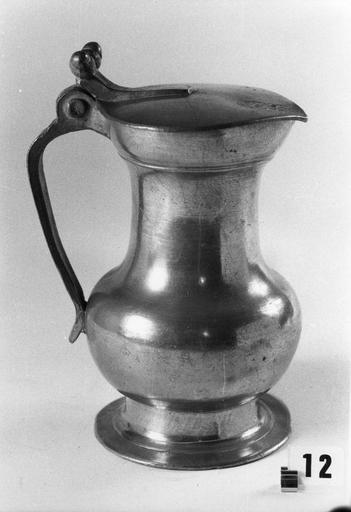 Pichet (n° 12) au poussier en forme de deux glands, étain - © Ministère de la Culture (France), Médiathèque du patrimoine et de la photographie (objets mobiliers), tous droits réservés