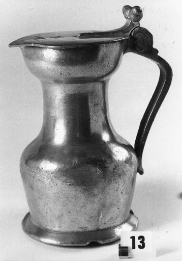 Pichet (n° 13) au poussier en forme de deux glands, étain - © Ministère de la Culture (France), Médiathèque du patrimoine et de la photographie (objets mobiliers), tous droits réservés