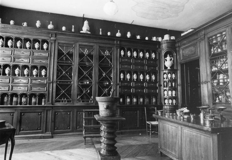 Meuble de pharmacie à deux corps, composé d'étagères, de tiroirs et de vitrines, décor de pilastres, de moulures et de cercles concentriques, bois taillé, verre - © Ministère de la Culture (France), Médiathèque du patrimoine et de la photographie (objets mobiliers), tous droits réservés