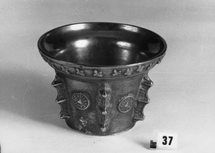 Mortier en bronze au col orné d'une frise de fleurs de lys - © Ministère de la Culture (France), Médiathèque du patrimoine et de la photographie (objets mobiliers), tous droits réservés