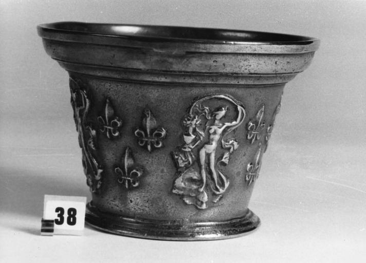Mortier au décor alternant des figures de Vénus et trois fleurs de lys, bronze - © Ministère de la Culture (France), Médiathèque du patrimoine et de la photographie (objets mobiliers), tous droits réservés