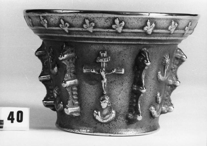 Mortier alternant des éléments en saille, les motifs superposés d'une ancre et d'un personnage en buste, avec une variante, un Christ en croix au-dessus d'un personnage en buste, frise fleurdelisée, bronze - © Ministère de la Culture (France), Médiathèque du patrimoine et de la photographie (objets mobiliers), tous droits réservés