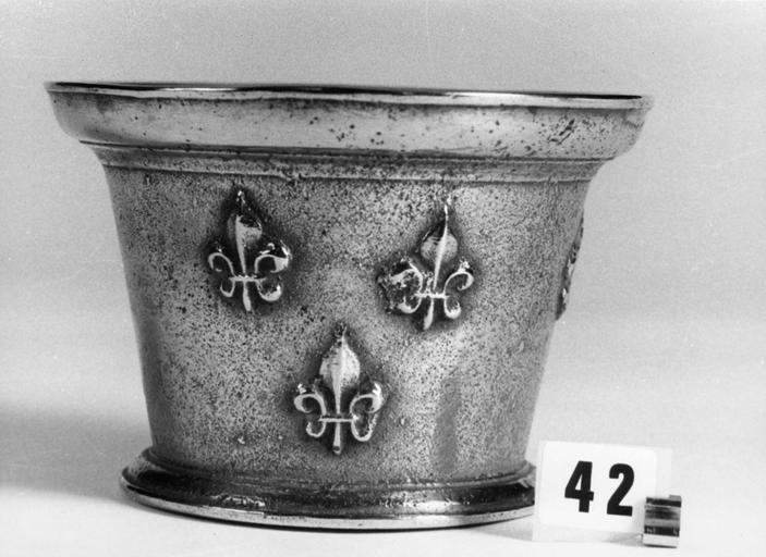 Mortier orné de trois groupes de trois fleurs de lys, bronze - © Ministère de la Culture (France), Médiathèque du patrimoine et de la photographie (objets mobiliers), tous droits réservés