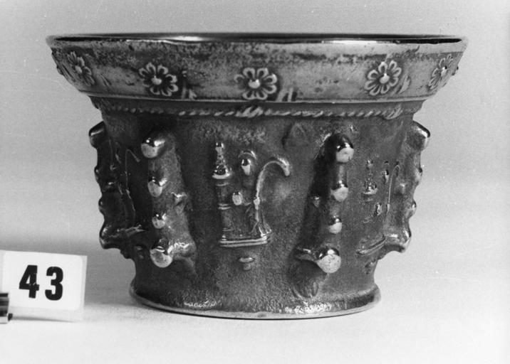 Mortier au décor mal identifié : un saint personnage tenant une crosse (?),frise de fleurettes et cordelette, bronze - © Ministère de la Culture (France), Médiathèque du patrimoine et de la photographie (objets mobiliers), tous droits réservés