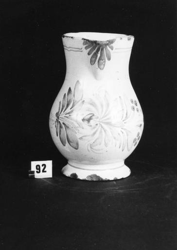 Cruche aux gros motifs floraux rouges, bleus, verts sur fond blanc, faïence - © Ministère de la Culture (France), Médiathèque du patrimoine et de la photographie (objets mobiliers), tous droits réservés