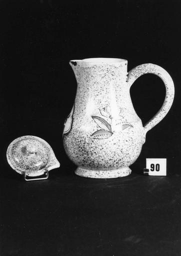 Cruche couverte au décor de fleurs et réserve fleurie sur fond moucheté, faïence - © Ministère de la Culture (France), Médiathèque du patrimoine et de la photographie (objets mobiliers), tous droits réservés
