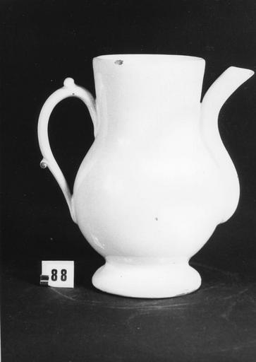 Cruche à anse ornée de deux petites volutes en relief et à goulot coudé, sans décor peint, faïence - © Ministère de la Culture (France), Médiathèque du patrimoine et de la photographie (objets mobiliers), tous droits réservés