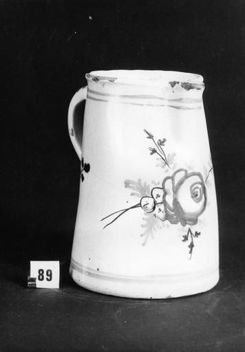 Cruche à bec verseur orné de filets et d'une grosse rose centrale, faïence - © Ministère de la Culture (France), Médiathèque du patrimoine et de la photographie (objets mobiliers), tous droits réservés