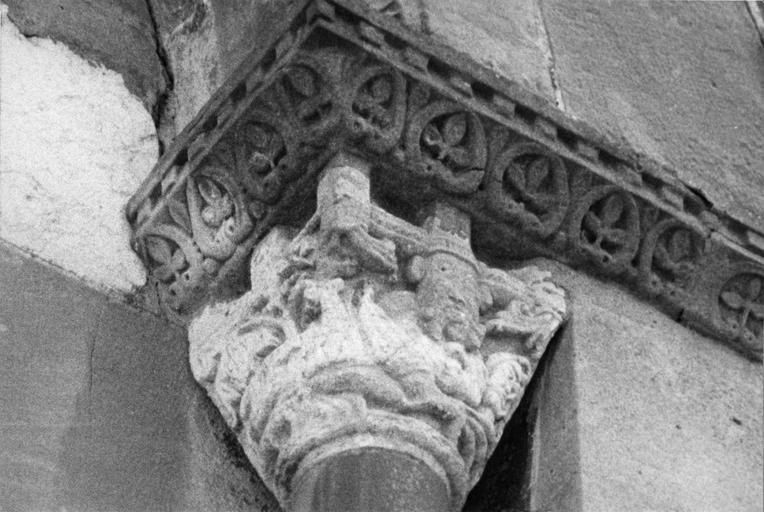 Chapiteau figuré sculpté en relief méplat, pierre sculptée - © Ministère de la Culture (France), Médiathèque du patrimoine et de la photographie (objets mobiliers), tous droits réservés