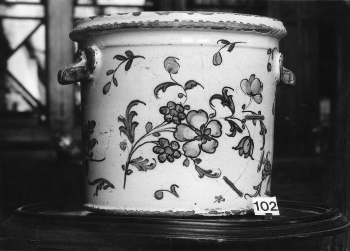 Rafraîchissoir à bouteille au décor de bouquet de fleurs et semis, faïence - © Ministère de la Culture (France), Médiathèque du patrimoine et de la photographie (objets mobiliers), tous droits réservés