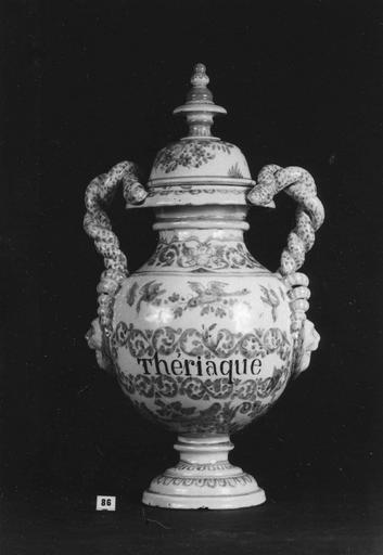 Pot à thériaque à anses formées par des serpents entremêlés, d'oiseaux, de rinceaux végétaux et de bouquets de fleurs, faïence - © Ministère de la Culture (France), Médiathèque du patrimoine et de la photographie (objets mobiliers), tous droits réservés