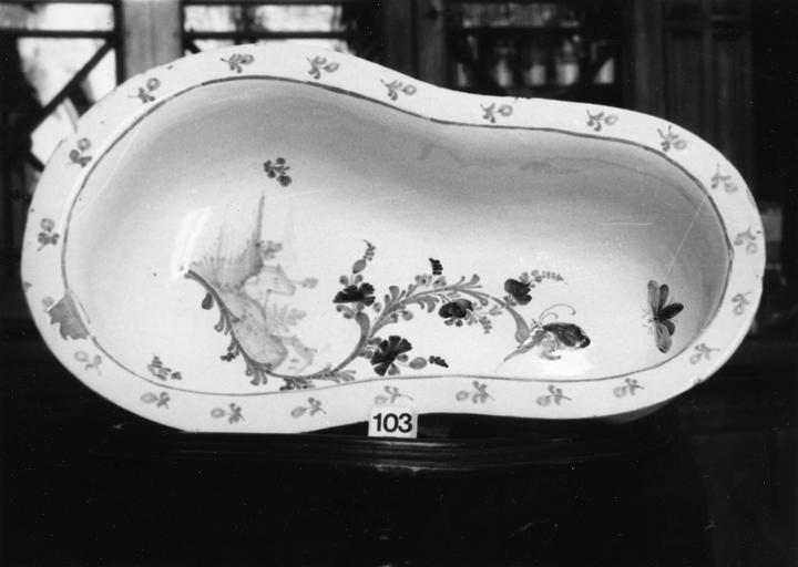 Bidet en faïence au fond orné de maisonnettes, d'une branche fleurie et d'insectes, et au bord décoré d'une frise de fleurettes, faïence - © Ministère de la Culture (France), Médiathèque du patrimoine et de la photographie (objets mobiliers), tous droits réservés