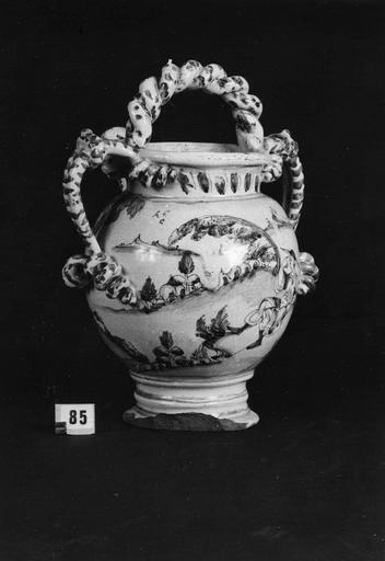 Cruche à trois anses doubles, décor de personnage masculin assis dans un paysage, faïence (arrière) - © Ministère de la Culture (France), Médiathèque du patrimoine et de la photographie (objets mobiliers), tous droits réservés