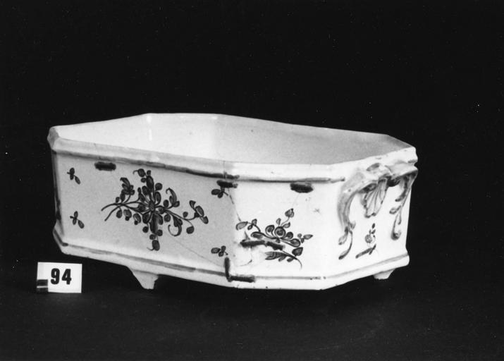 Jardinière à fleurs aux poignées ornées de coquilles en relief, décor peint de bouquets de fleurs et semis, faïence - © Ministère de la Culture (France), Médiathèque du patrimoine et de la photographie (objets mobiliers), tous droits réservés