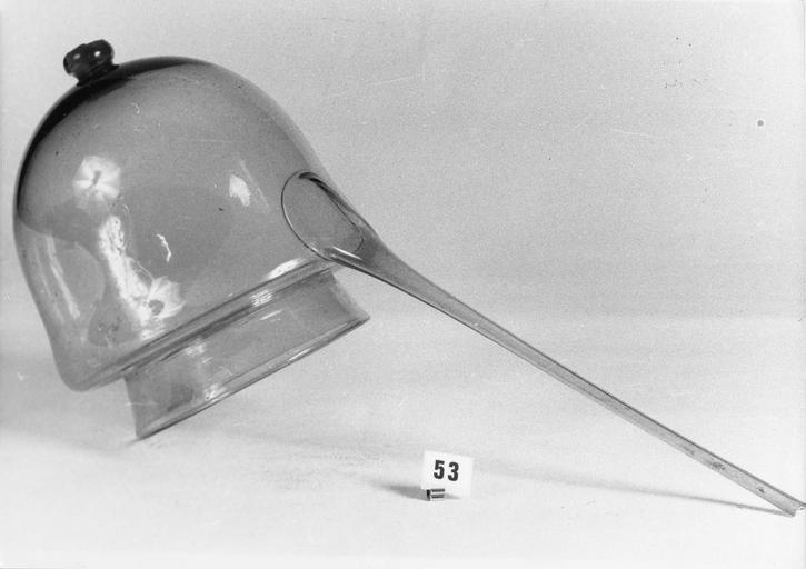Ventouse à saignée en verre - © Ministère de la Culture (France), Médiathèque du patrimoine et de la photographie (objets mobiliers), tous droits réservés