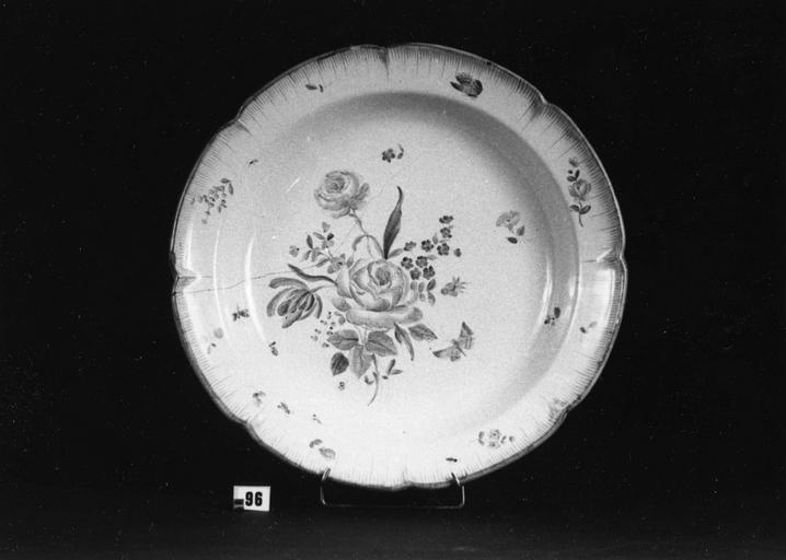 Plat au marli chantourné, décor peint de fleurs et d'insectes, faïence - © Ministère de la Culture (France), Médiathèque du patrimoine et de la photographie (objets mobiliers), tous droits réservés